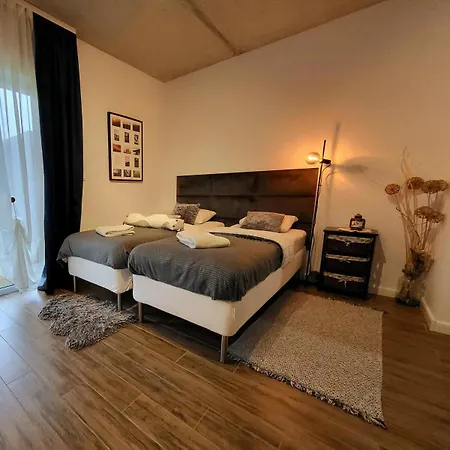 The Lucky Five At Glivia Parking&garden *