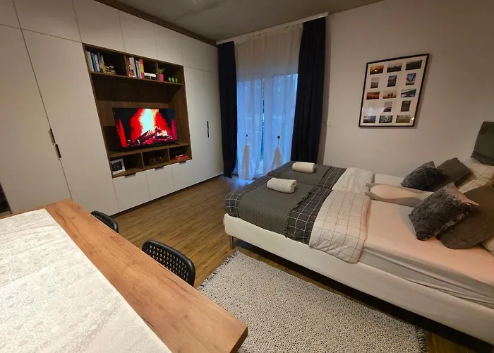 The Lucky Five At Glivia Parking&garden